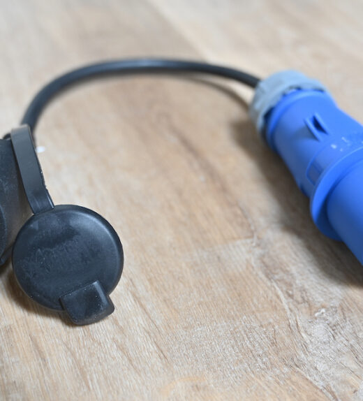 Adapterkabel mit CEE Stecker auf Schuko Kupplung